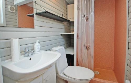 y baño con aseo, lavabo y ducha. en Gorgeous Home In Aabenraa With House Sea View, en Aabenraa