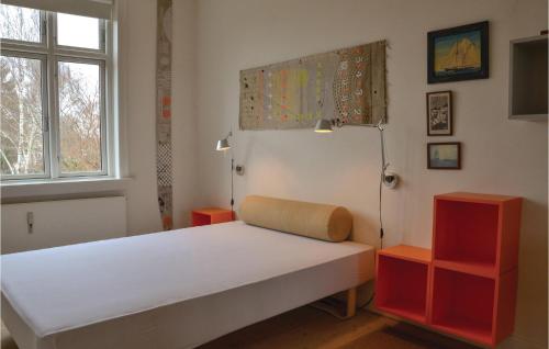 Een bed of bedden in een kamer bij Nice Apartment In Charlottenlund With Wifi