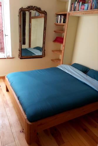 - un lit dans une chambre avec un miroir dans l'établissement Brocante Heaven 1, à Aignan