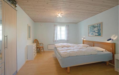 Vester SømarkenにあるBedstes Hus,のベッドルーム1室(大型ベッド1台付)