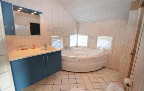 uma casa de banho branca com uma banheira e um lavatório em Pet Friendly Home In Frrup With Wifi em Tårup