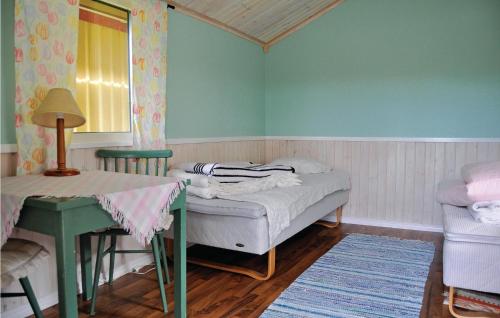 Habitación pequeña con cama y mesa en Awesome home in Hedekas with 3 Bedrooms and Internet, en Hedekas