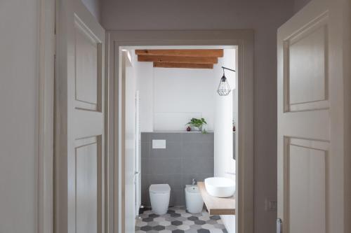 A bathroom at Residenza Giulio Romano