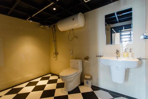 ein Bad mit einem WC und einem Waschbecken in der Unterkunft Mountain View Station in Sa Pa