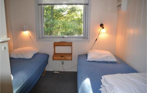 2 camas en una habitación pequeña con ventana en 3 Bedroom Lovely Home In Tarm en Hoven