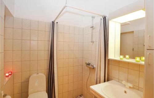 uma casa de banho com um chuveiro, um WC e um lavatório. em Stunning Home In Vggerlse With Kitchen em Bøtø By