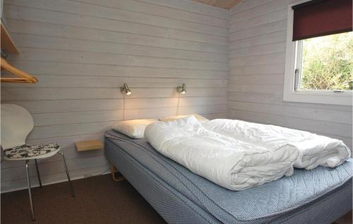 1 dormitorio pequeño con 1 cama con sábanas blancas en Awesome Home In Hejls With Wifi en Hejls