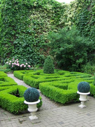 Un jardín fuera de Erasmus Hotel