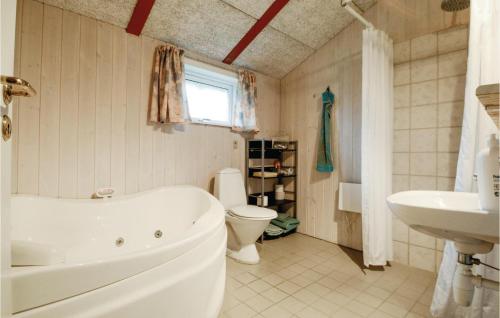 y baño con bañera, aseo y lavamanos. en 3 Bedroom Amazing Home In Hejls, en Hejls