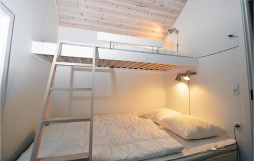 1 dormitorio con litera y escalera en Juelsminde Campinghytte, en Juelsminde