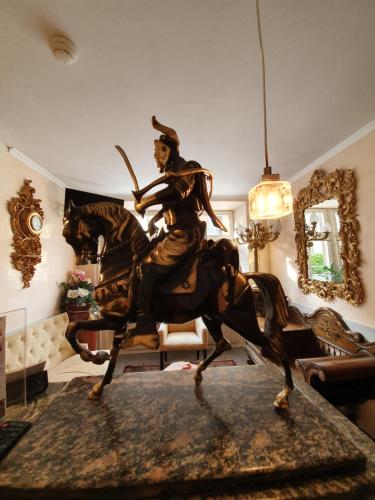 une statue d'une femme à cheval dans une pièce dans l'établissement Esos Hotel Quelle, à Bad Ragaz