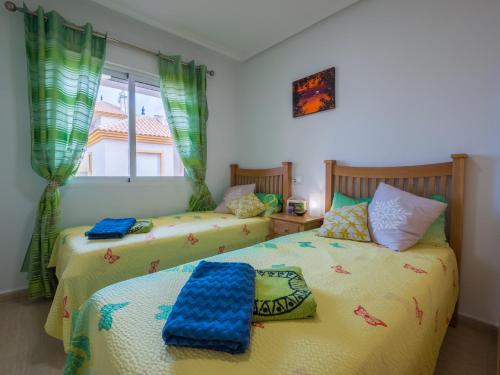 2 camas individuales en una habitación con ventana en Apartament Sofia, en Mar de Cristal