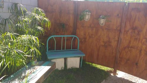un banc bleu assis devant une clôture en bois dans l'établissement las marias, à Mar del Plata