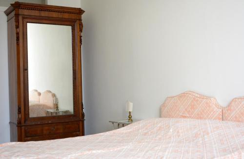 um quarto com uma cama com um espelho e uma cómoda em Garibaldi residence in Rieti em Rieti