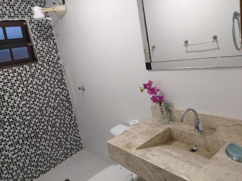 Vonios kambarys apgyvendinimo įstaigoje Casa em Condominio Caragua