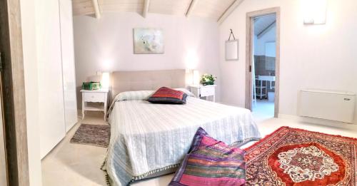 萊切的住宿－Dimora Vico dei Nohi，白色卧室配有床和桌子