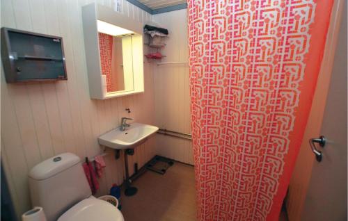 ボーゲンセにあるBogense Kystのバスルーム(トイレ、洗面台付)