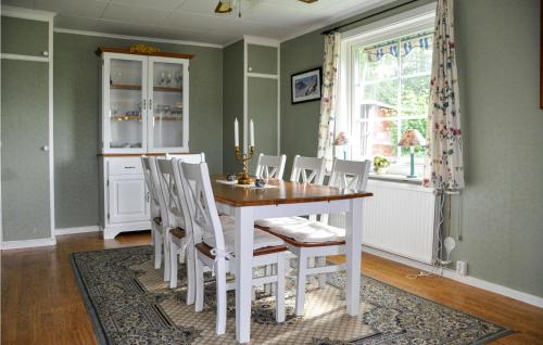 2 Bedroom Lovely Home In Sunne في سونّه: غرفة طعام مع طاولة بيضاء وكراسي