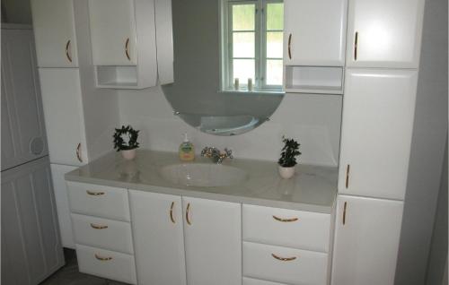 uma casa de banho branca com um lavatório e um espelho em Beautiful Home In Sydals With Wifi em Skovby
