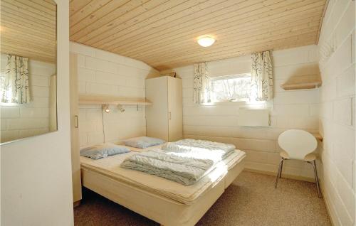 1 dormitorio con 1 cama en una habitación pequeña en Nice Home In Nex With Wifi, en Bedegård