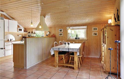 Kuchyň nebo kuchyňský kout v ubytování Holiday Home Nøddehaven Oksbøl Iv