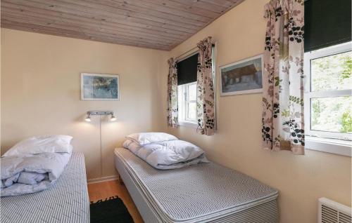 duas camas num quarto com duas janelas em Skagenhuset Lejl, 3 em Allinge