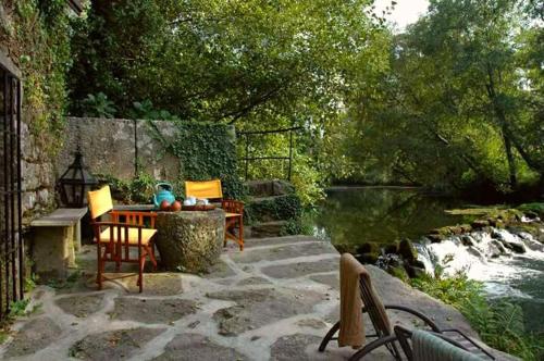 ヴィラ・ノーヴァ・デ・セルヴェイラにあるAzenha Dos Rodetesの川沿いのパティオ(テーブル、椅子付)