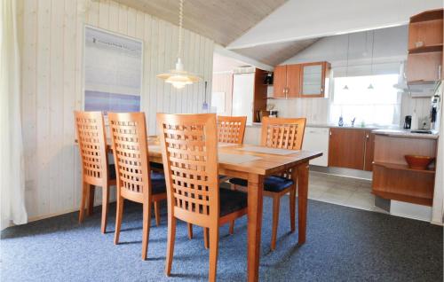 Kuchyň nebo kuchyňský kout v ubytování Two-Bedroom Holiday Home In Tarm