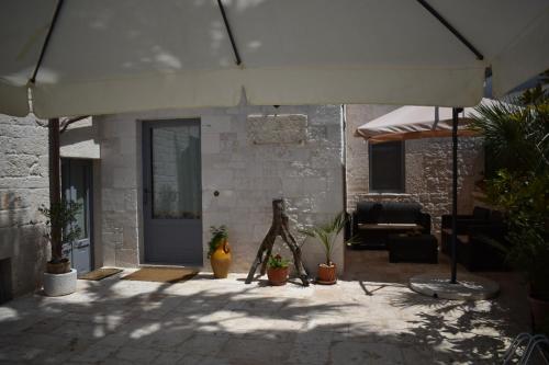 Un patio o zona al aire libre en Trulli Occhi Di Pietra