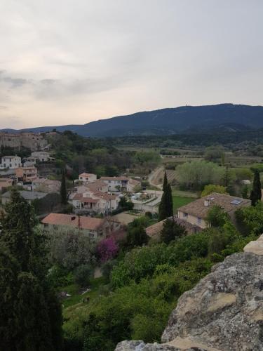 uma vista para uma cidade a partir de uma colina em Chambre d'hôte Geiko em Cabrières-dʼAigues