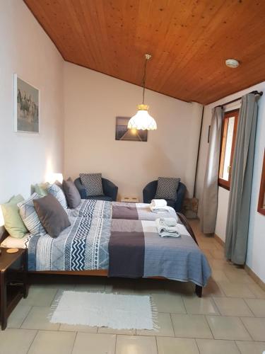 ein Schlafzimmer mit einem Bett und einem Sofa in der Unterkunft Finca Gamundi in L'Ampolla