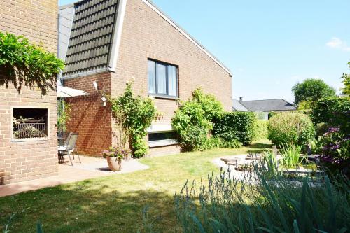 a garden in front of a brick house at Les Chambourlettes in Mons