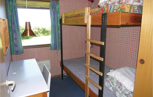 HumbleにあるNice Home In Humble With 3 Bedroomsの二段ベッド1組(はしご付)が備わる客室です。