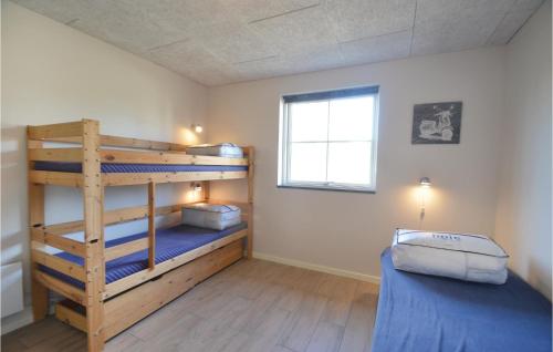 Bunk bed o mga bunk bed sa kuwarto sa 3 Bedroom Cozy Home In Vggerlse