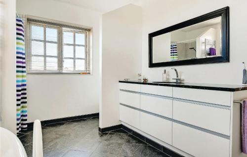 Koupelna v ubytování 3 Bedroom Stunning Home In Vggerlse