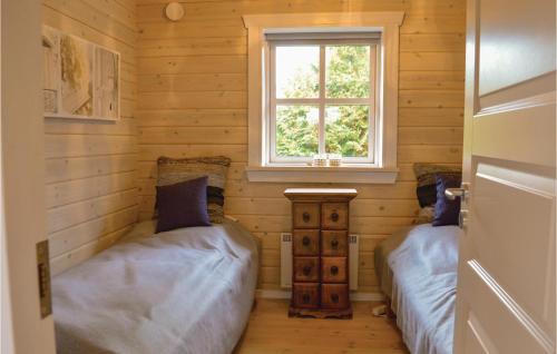 2 Einzelbetten in einem Zimmer mit Fenster in der Unterkunft Lovely Home In Vejby With Sauna in Vejby