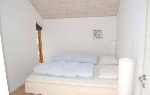 Un pat sau paturi într-o cameră la 3 Bedroom Nice Home In Stubbekbing