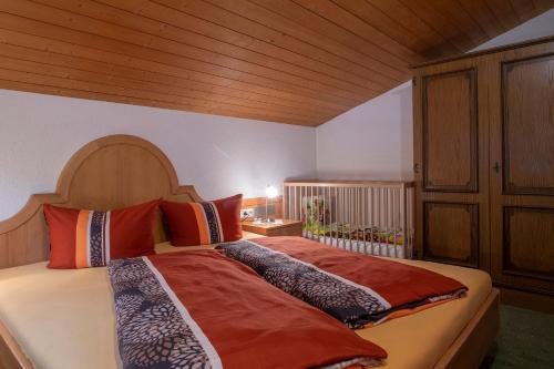 Un pat sau paturi într-o cameră la Pension Rudigier Appartements