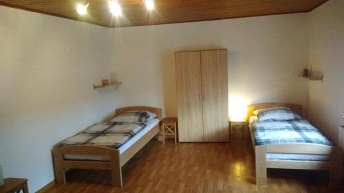 Ein Bett oder Betten in einem Zimmer der Unterkunft "Klein und Fein"-Monteurzimmer Pohlheim