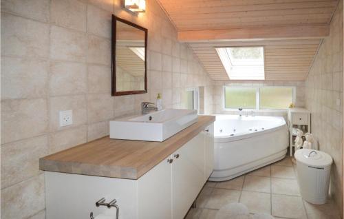 Et badeværelse på Cozy Home In Lundby With Sauna