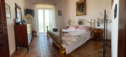 een slaapkamer met een bed met roze kussens erop bij Casa del 1000 Alloggio locato per fini turistici in Canino