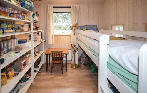 En eller flere senge i et værelse på Cozy Home In Lundby With Sauna