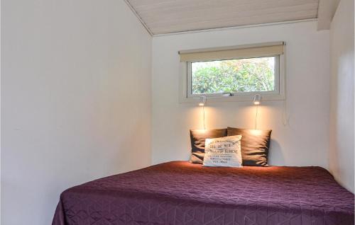 ティスヴィレライにあるAmazing Home In Tisvildeleje With Kitchenのベッドルーム(紫色のベッド1台、窓付)