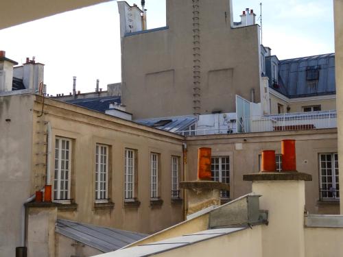 パリにある★★★Studio Heart of Le Marais, Design Flat★★★の建物の屋根の景色