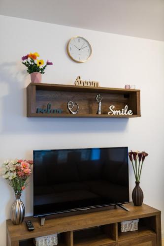 a flat screen tv sitting on top of a wooden table at Montana Residence in Poiana Brasov
