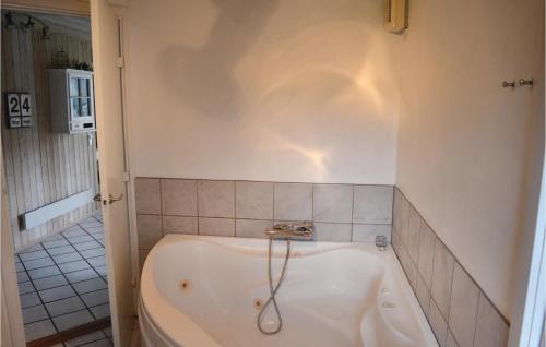 HaslevgårdeにあるNice Home In Hadsund With 3 Bedrooms, Sauna And Wifiのギャラリーの写真