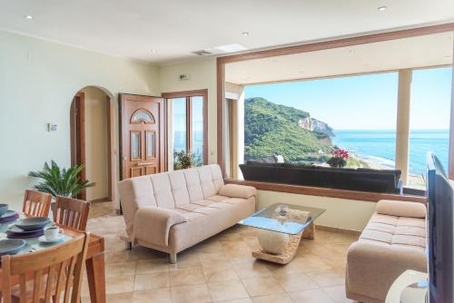 sala de estar con vistas al océano en Villa Belle Plaza, en Vitalades
