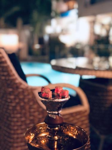 a bowl with four roses in it on a table at فلل الخالدية in Jeddah