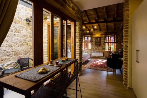 a dining room with a table and chairs in a room at Blossom rooms & suite in Veria