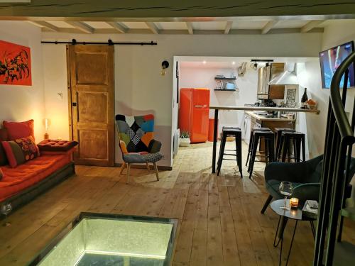 un salon avec un canapé et une table dans l'établissement SEA-YOU Etaples-Le Touquet, à Étaples